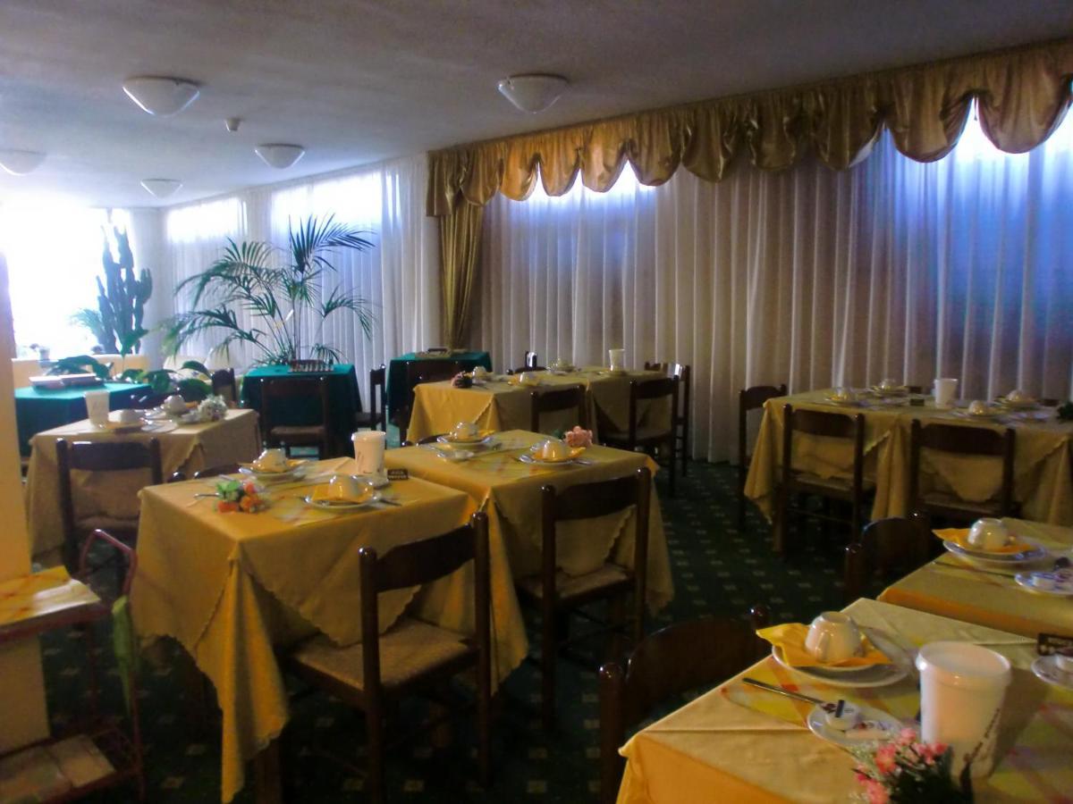 Hotel La Pergola Барга Екстериор снимка