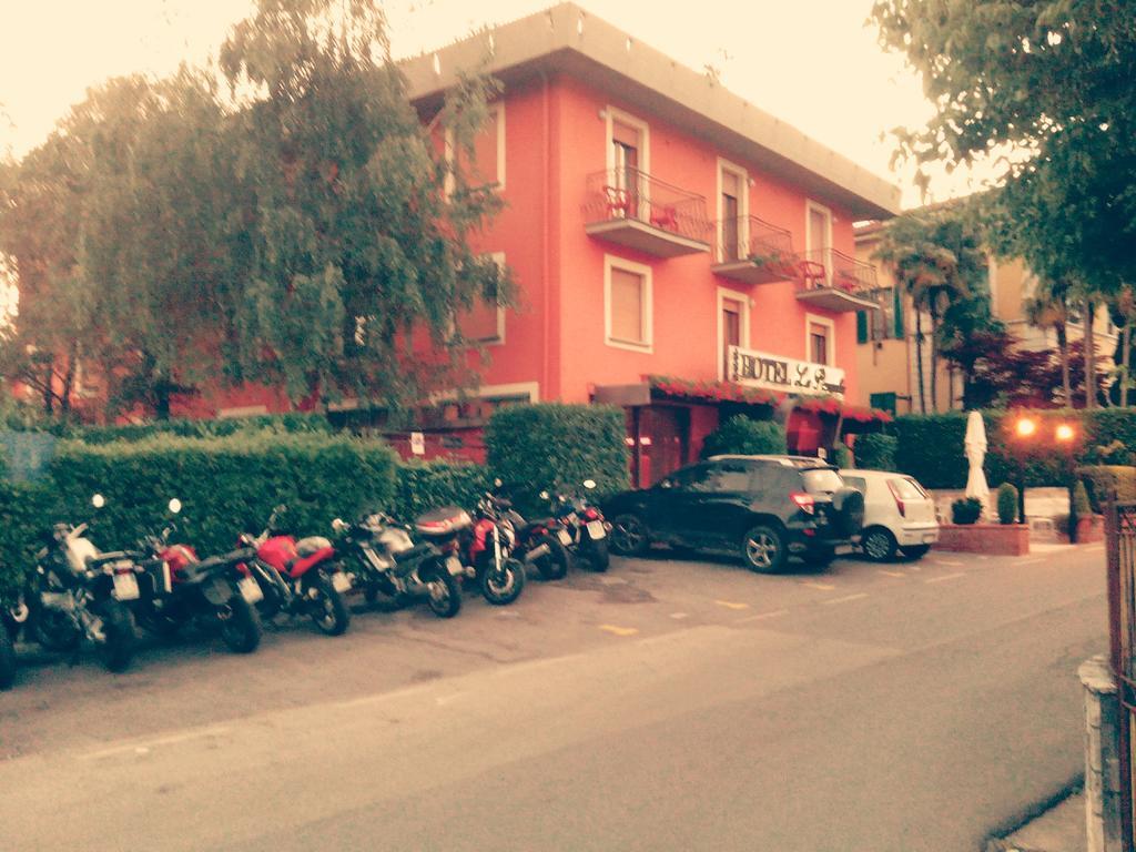 Hotel La Pergola Барга Екстериор снимка