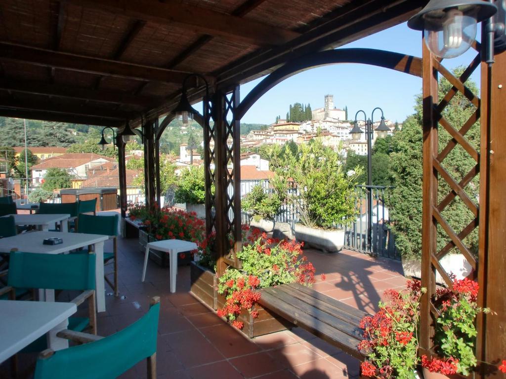 Hotel La Pergola Барга Екстериор снимка