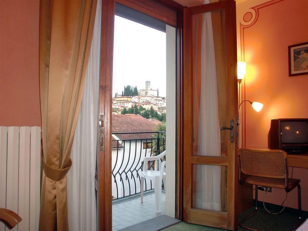 Hotel La Pergola Барга Екстериор снимка