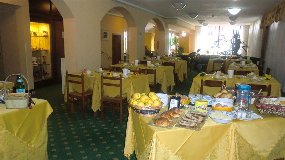 Hotel La Pergola Барга Екстериор снимка
