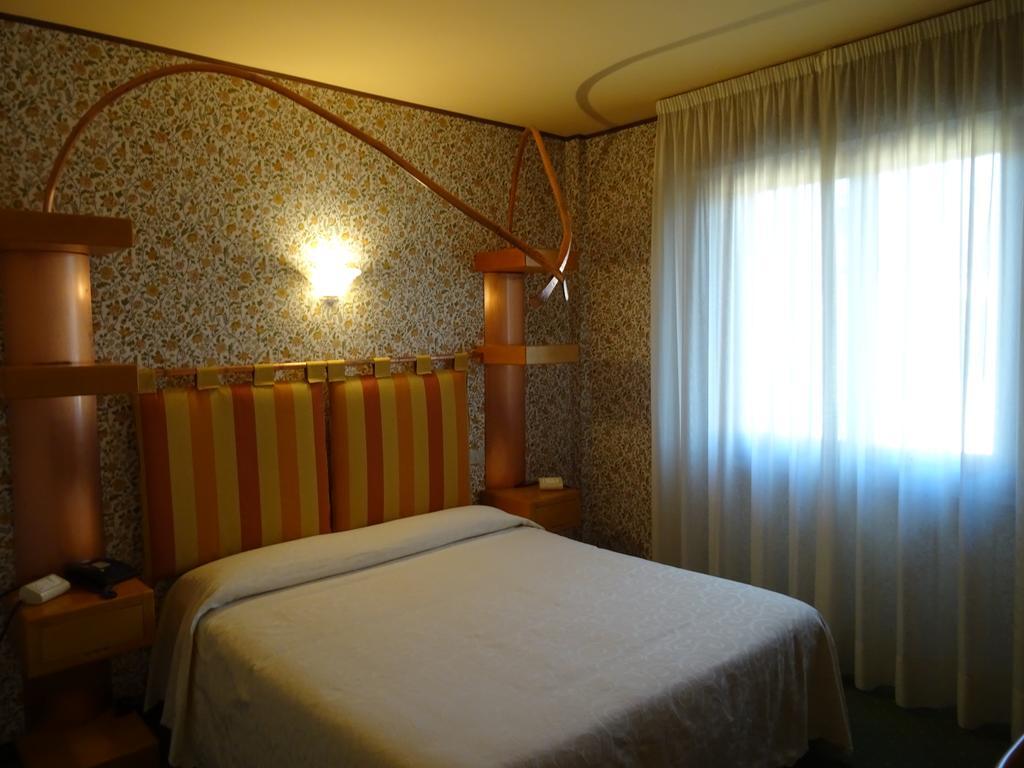 Hotel La Pergola Барга Екстериор снимка