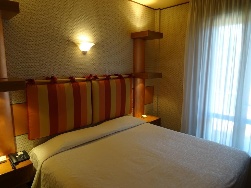 Hotel La Pergola Барга Екстериор снимка