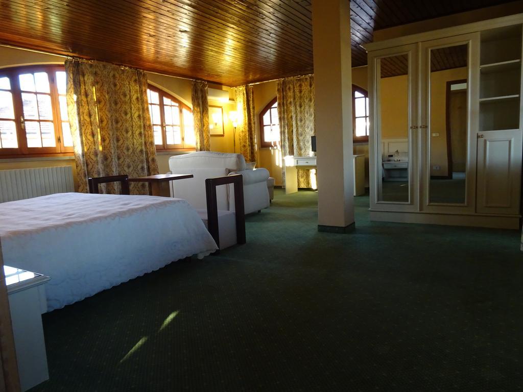 Hotel La Pergola Барга Екстериор снимка