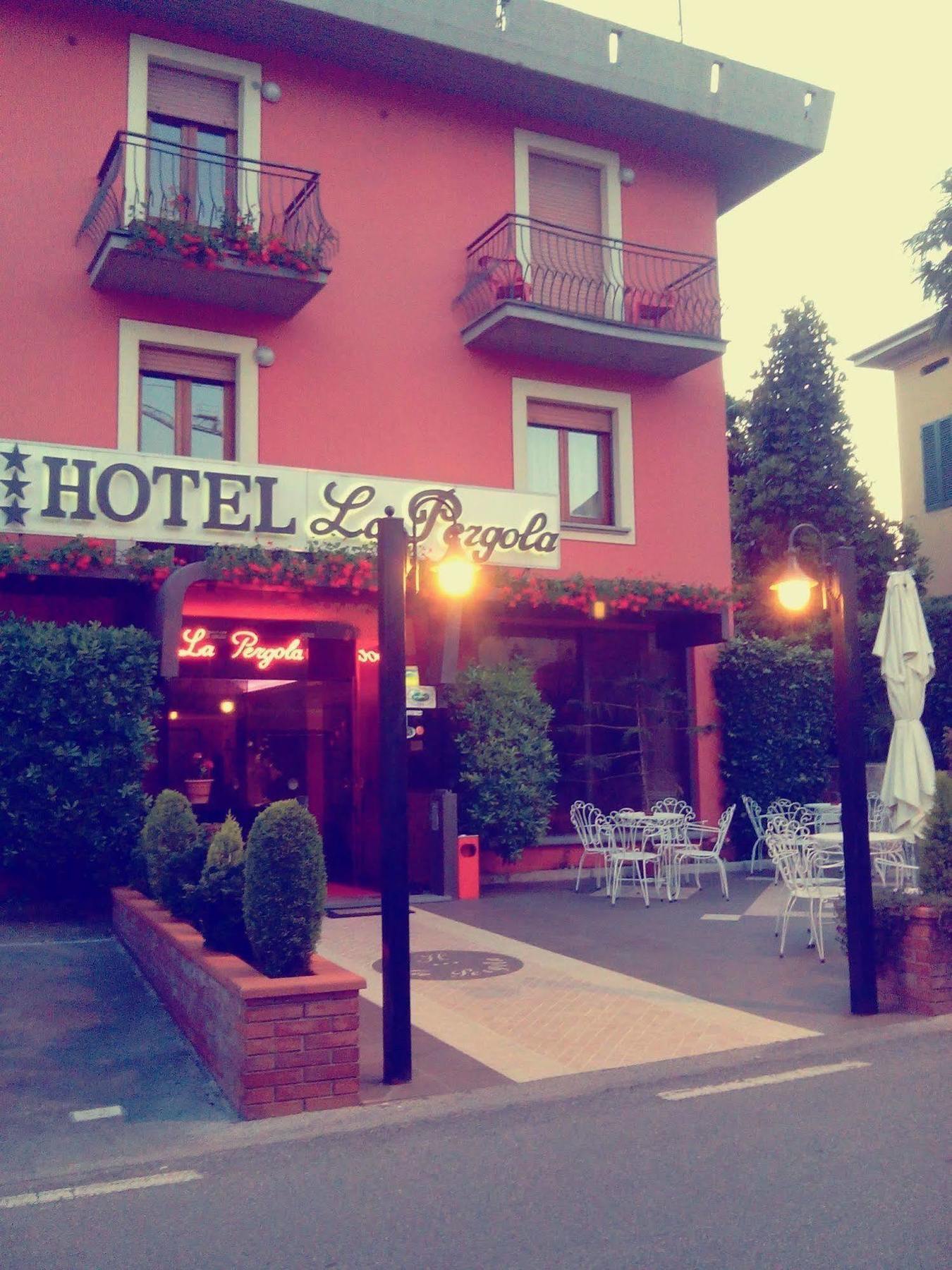 Hotel La Pergola Барга Екстериор снимка