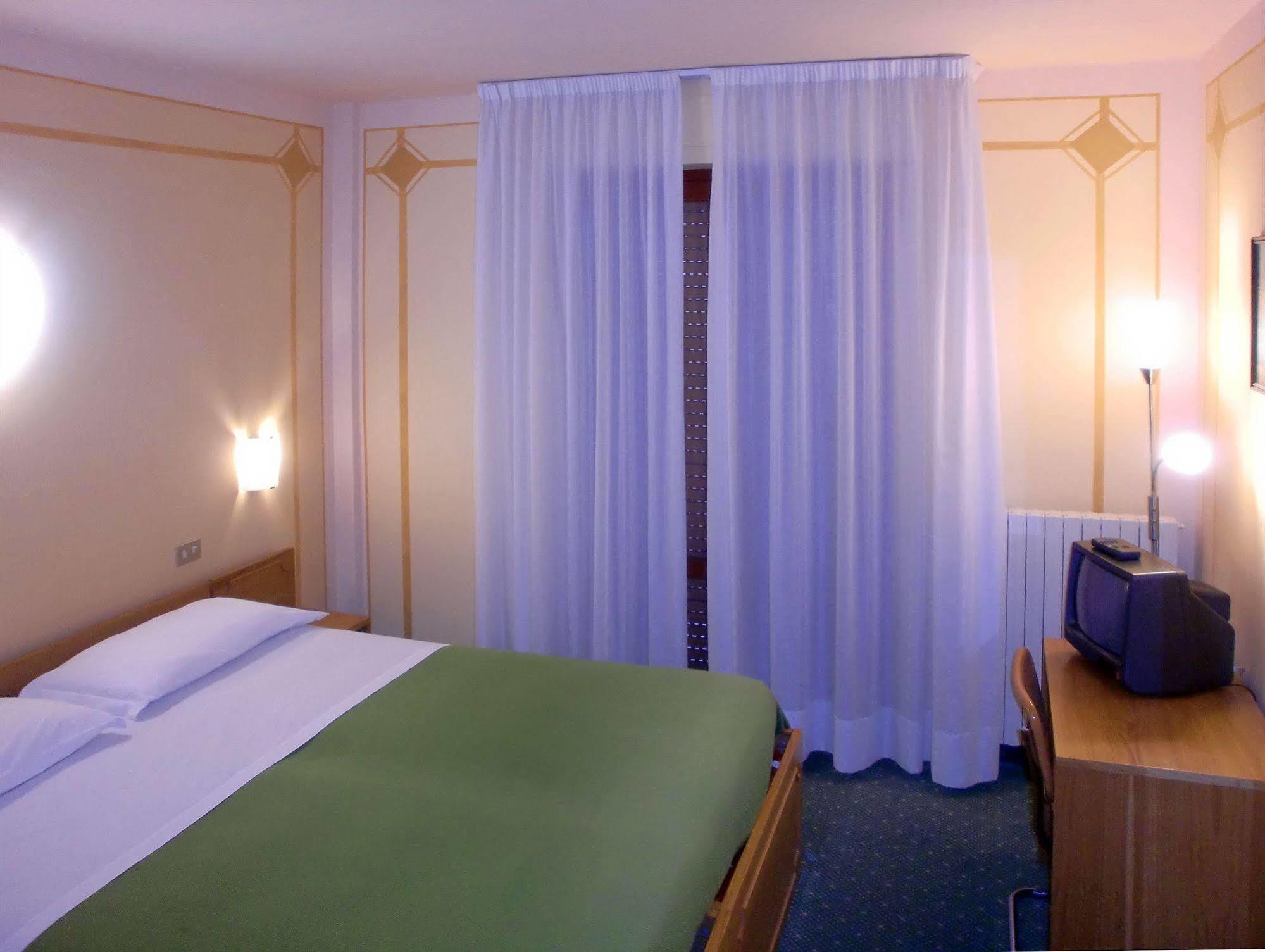 Hotel La Pergola Барга Екстериор снимка