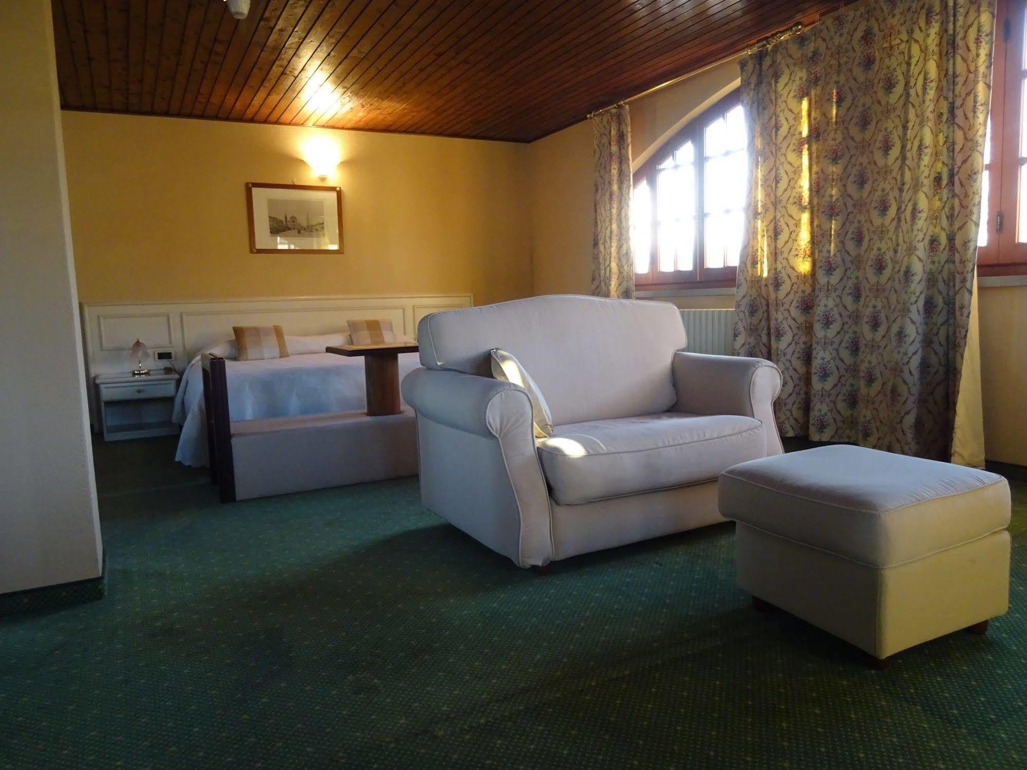 Hotel La Pergola Барга Екстериор снимка