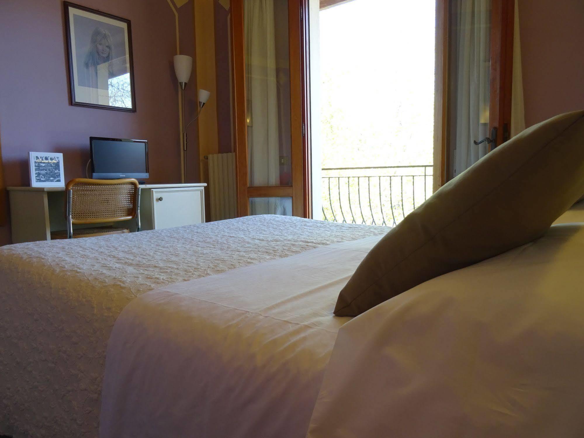 Hotel La Pergola Барга Екстериор снимка