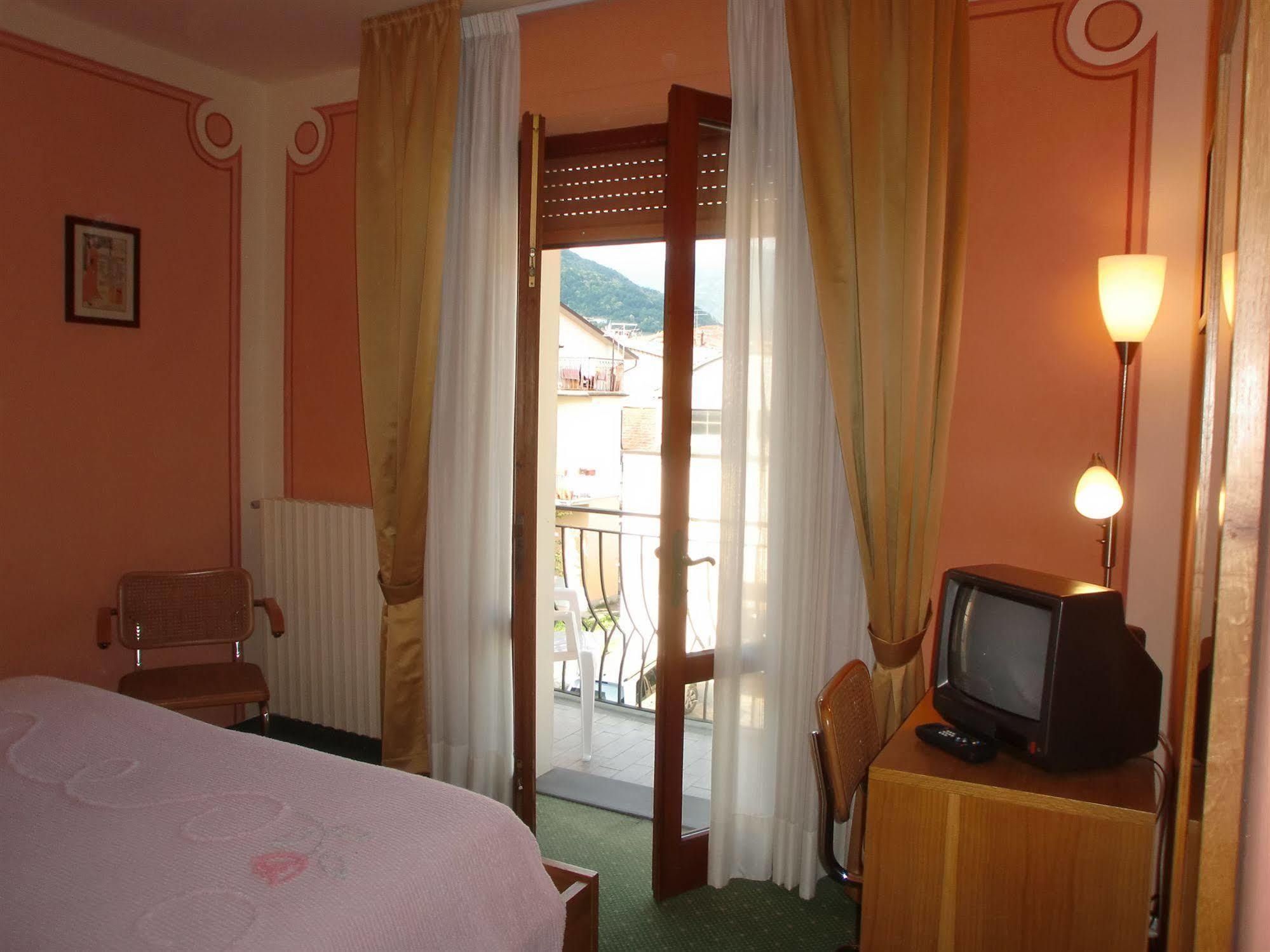 Hotel La Pergola Барга Екстериор снимка