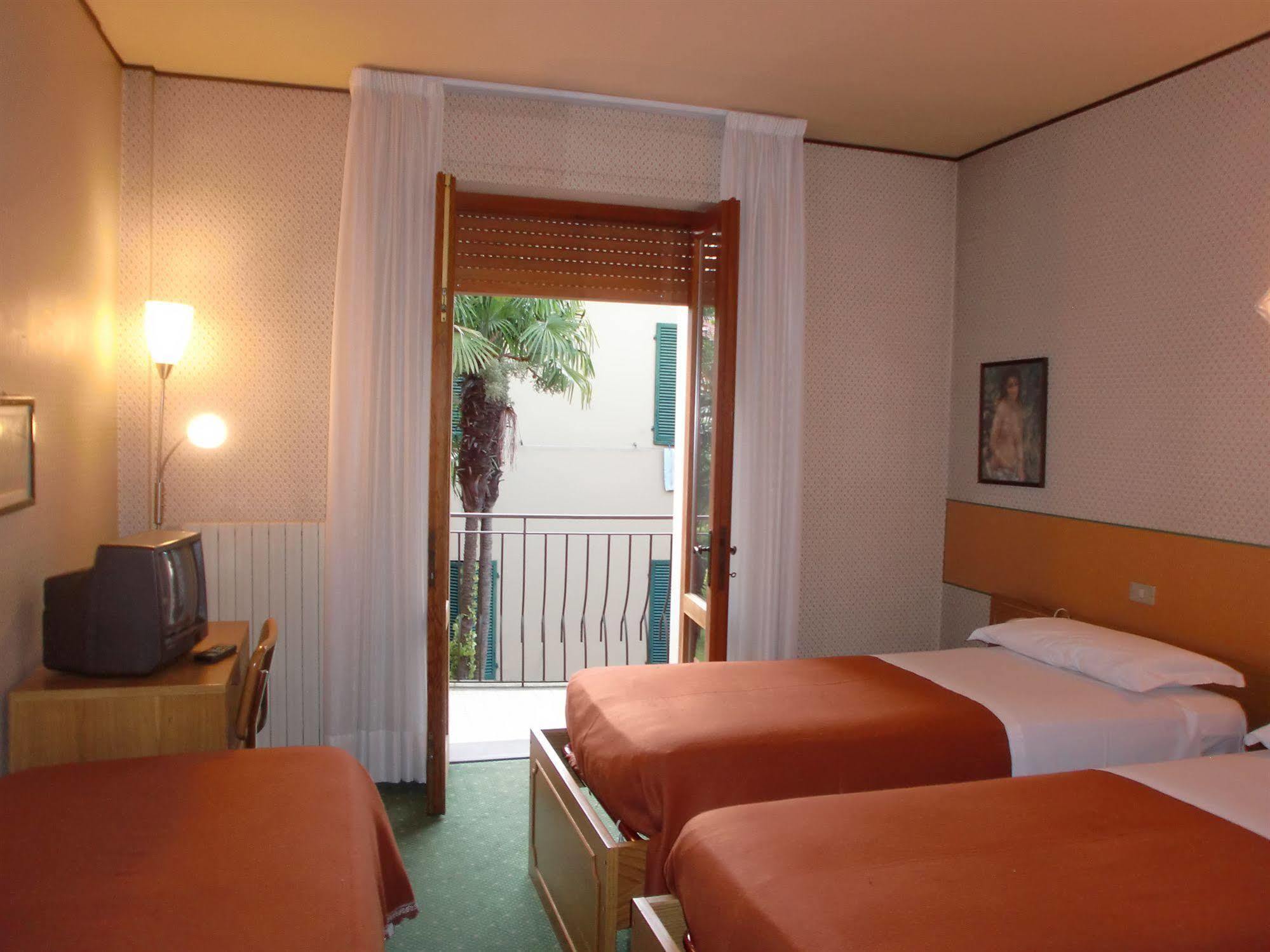 Hotel La Pergola Барга Екстериор снимка