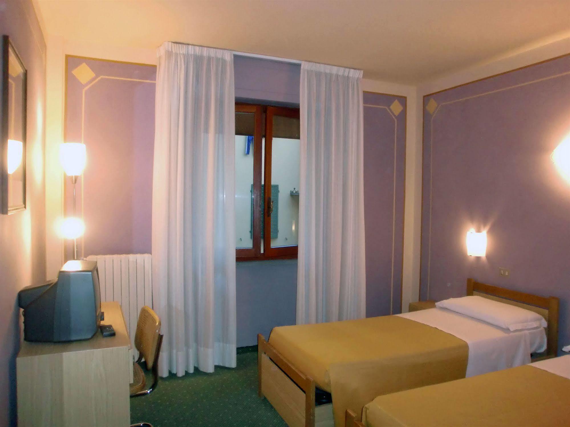 Hotel La Pergola Барга Екстериор снимка