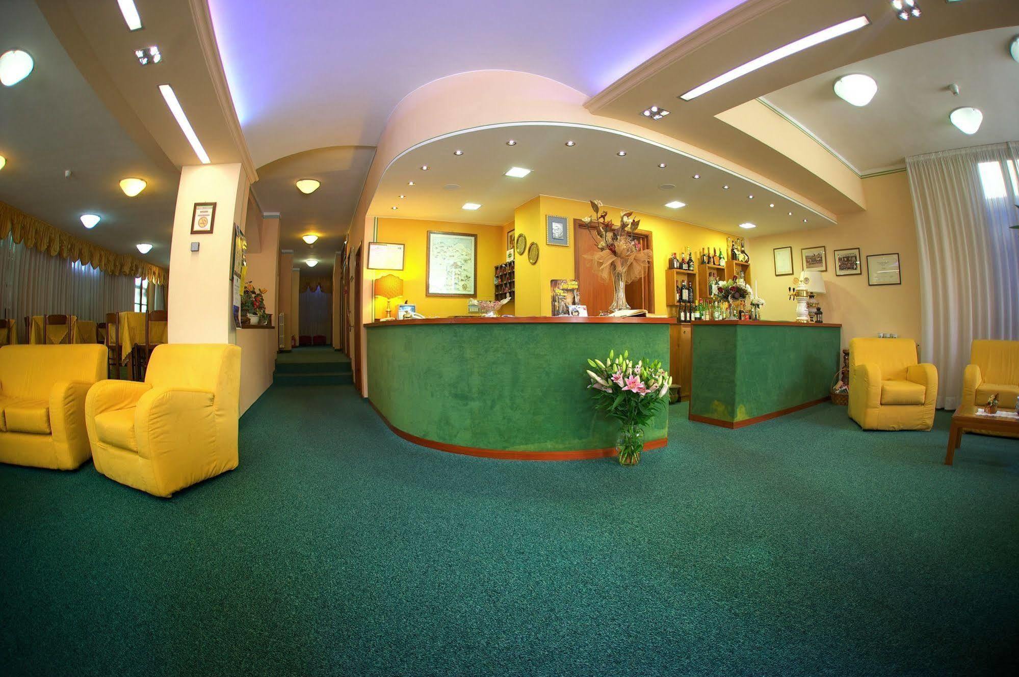 Hotel La Pergola Барга Екстериор снимка