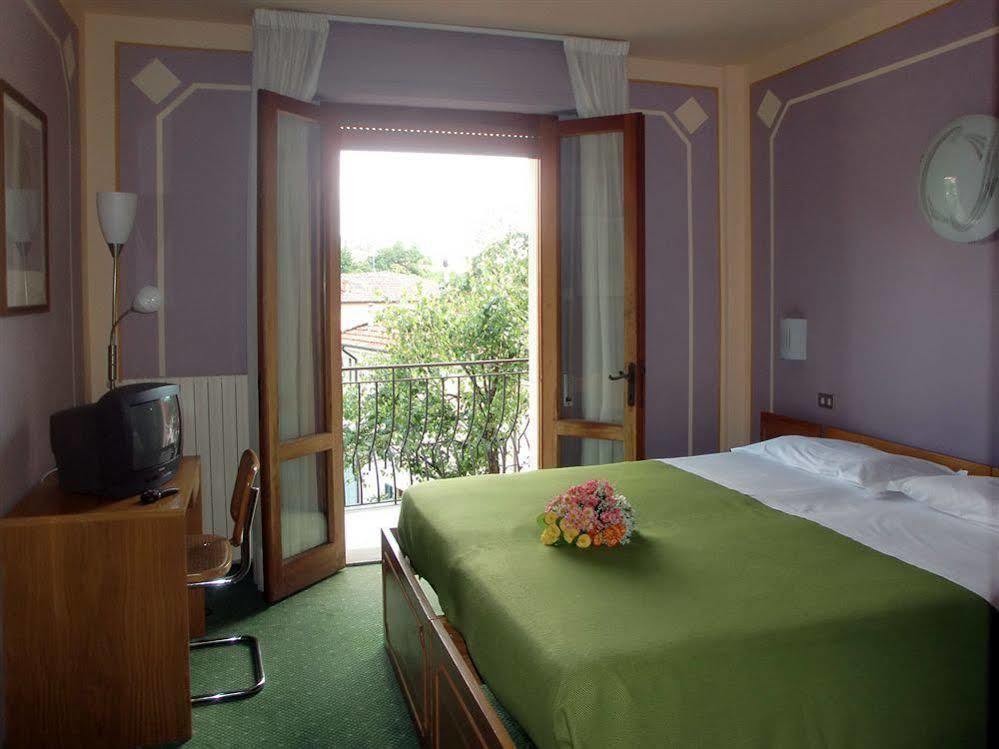 Hotel La Pergola Барга Екстериор снимка