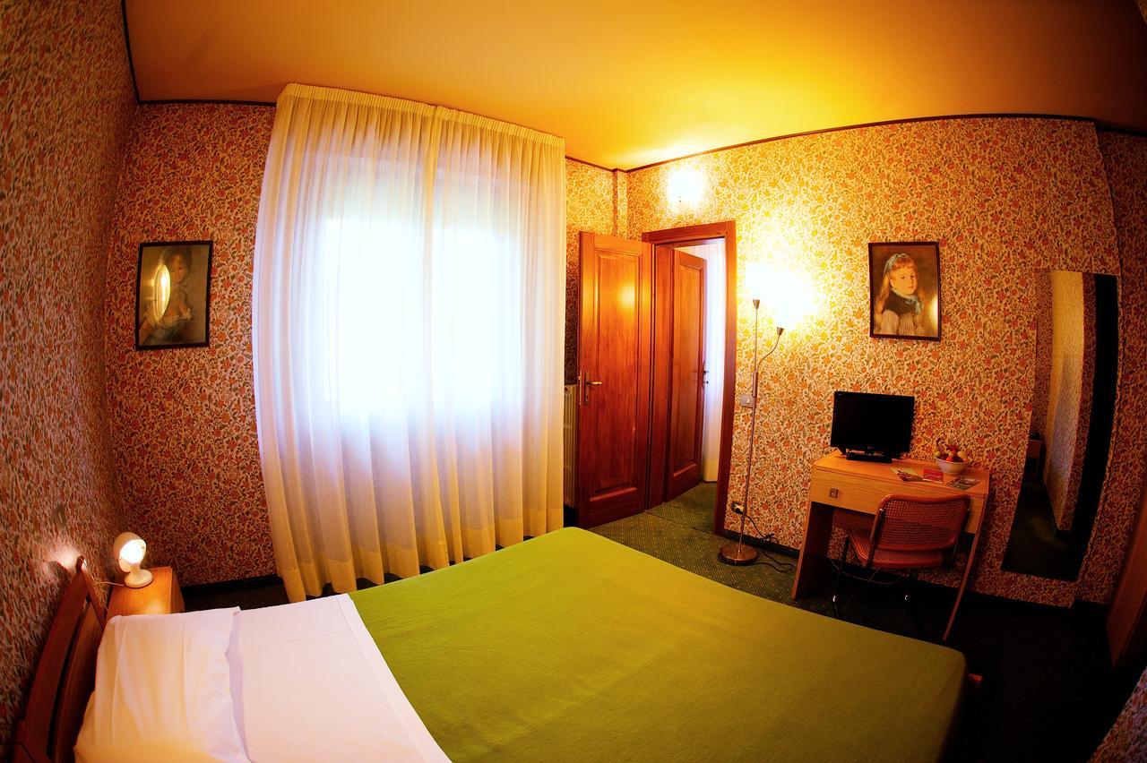 Hotel La Pergola Барга Екстериор снимка
